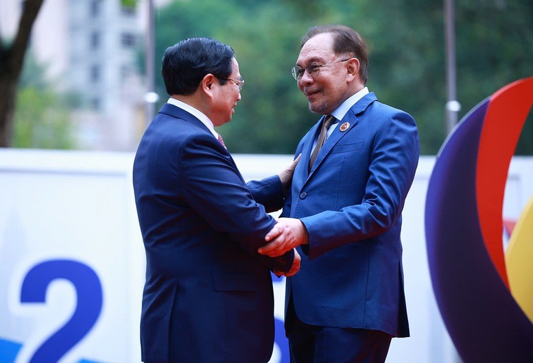 Thủ tướng Chính phủ Malaysia Anwar Ibrahim chào đón Thủ tướng Phạm Minh Chính tham dự Hội nghị Cấp cao ASEAN lần thứ 46 và các hội nghị cấp cao liên quan. Ảnh: Nhật Bắc