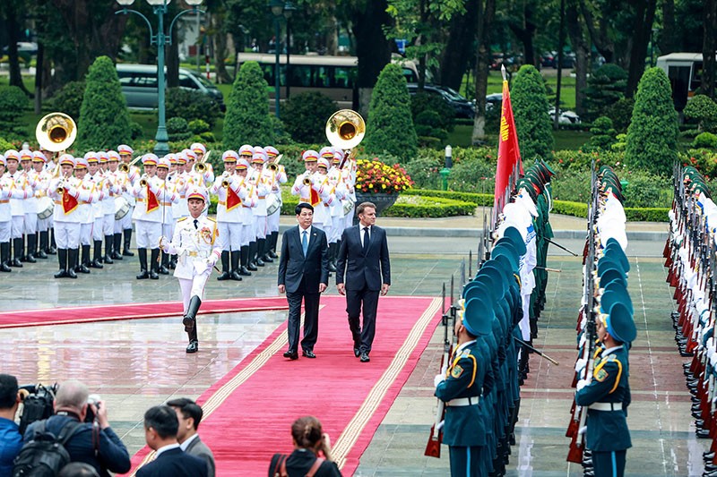 Sau khi nghe Quốc thiều hai nước, hai Nguyên thủ rời bục, bước tới cúi chào Quân kỳ và duyệt Đội Danh dự Quân đội nhân dân Việt Nam.
