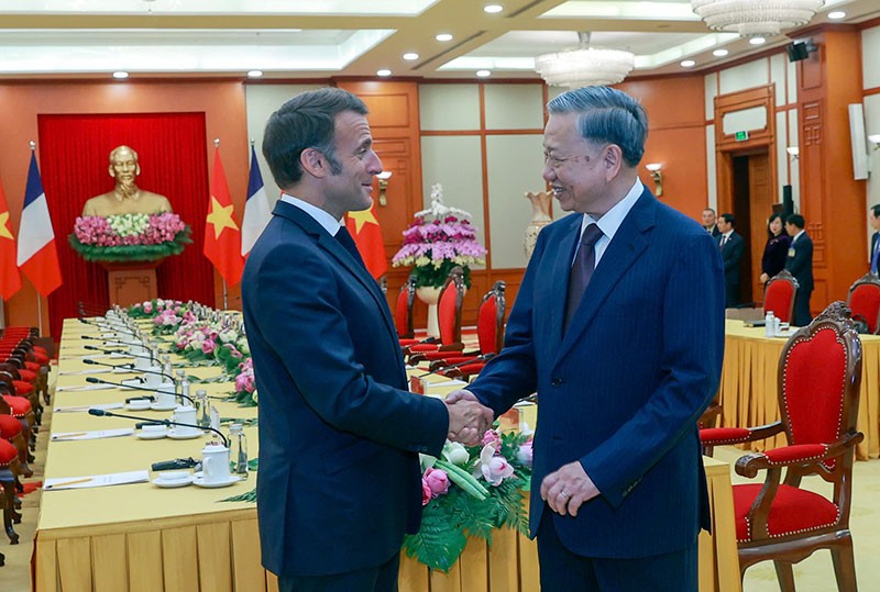 Hai nhà lãnh đạo cũng nhất trí tăng cường hợp tác những lĩnh vực hai bên có nhiều tiềm năng, Pháp có thế mạnh và Việt Nam có nhu cầu như cơ sở hạ tầng chiến lược, giao thông đô thị và đường sắt… Ảnh: Đức Thanh Hai nhà lãnh đạo cũng nhất trí tăng cường hợp tác những lĩnh vực hai bên có nhiều tiềm năng, Pháp có thế mạnh và Việt Nam có nhu cầu như cơ sở hạ tầng chiến lược, giao thông đô thị và đường sắt… Ảnh: Đức Thanh