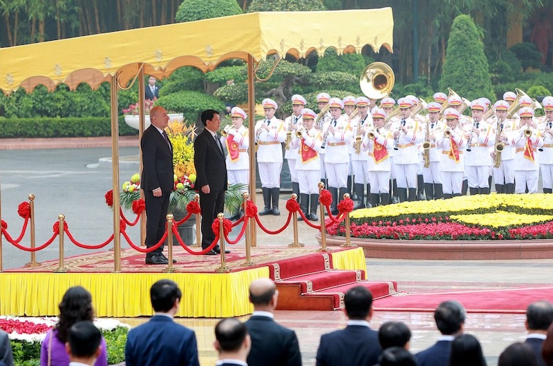Trong tiếng nhạc chào mừng, Chủ tịch nước Lương Cường và Tổng thống Hungary tiến lên bục danh dự.