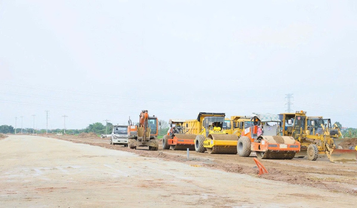 Công trường thi công Dự án Đầu tư xây dựng đường dẫn cầu Cậy mới và đường 33 m kéo dài qua địa phận huyện Cẩm Giàng, nối đường Vũ Công Đán (TP. Hải Dương). Ảnh: Hà Kiên Công trường thi công Dự án Đầu tư xây dựng đường dẫn cầu Cậy mới và đường 33 m kéo dài qua địa phận huyện Cẩm Giàng, nối đường Vũ Công Đán (TP. Hải Dương). Ảnh: Hà Kiên