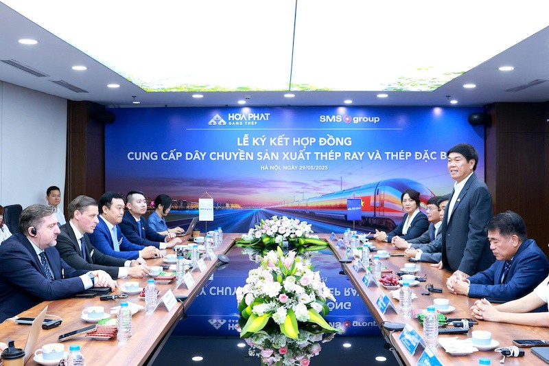 Hoà Phát ký hợp đồng cung cấp công nghệ và dây chuyền sản xuất thép ray và thép hình với SMS group vào sáng 29/5.