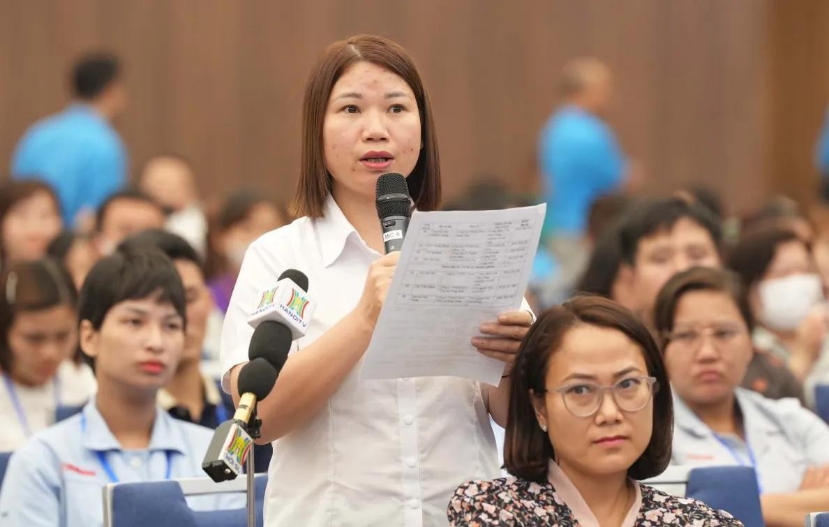 Chị Chu Thị Báu, công nhân tại Công ty TNHH KanePackage kiến nghị tại cuộc họp.