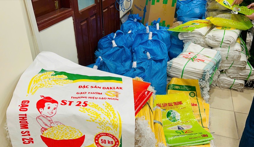 Hàng ngàn vỏ bao bì giả nhãn hiệu được thu giữ trong quá trình kiểm tra.