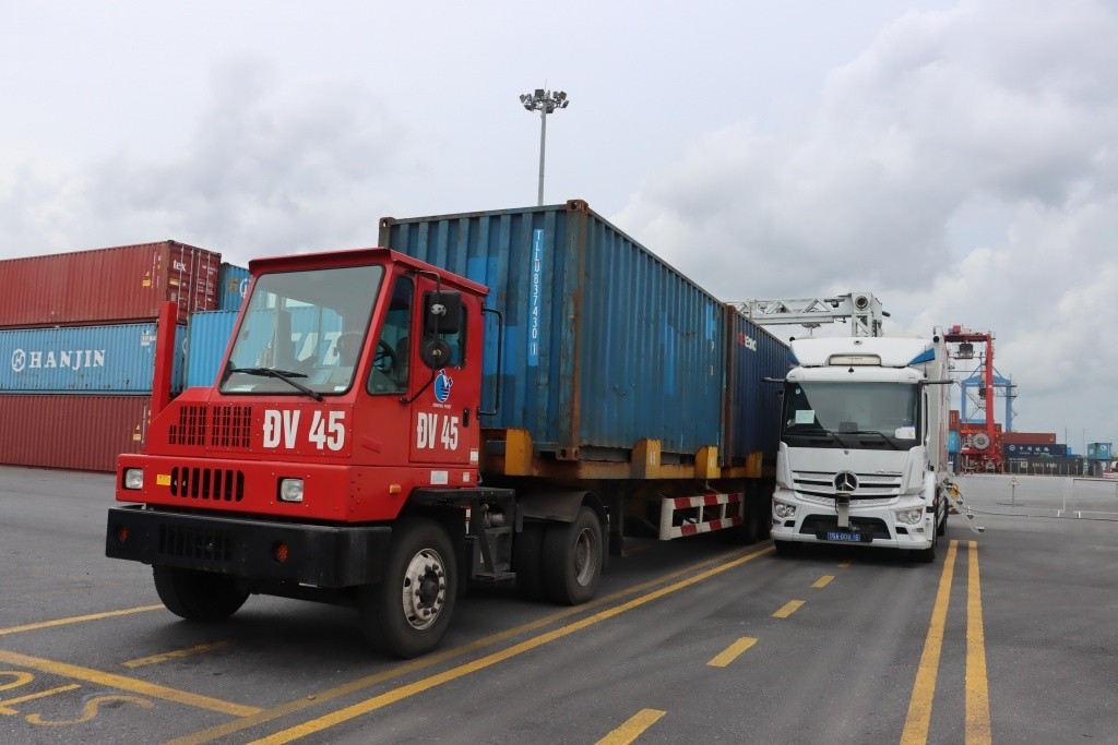 Hoạt động soi chiếu hàng hóa bằng máy soi container tại Chi cục Hải quan khu vực III. Ảnh: Thái Bình