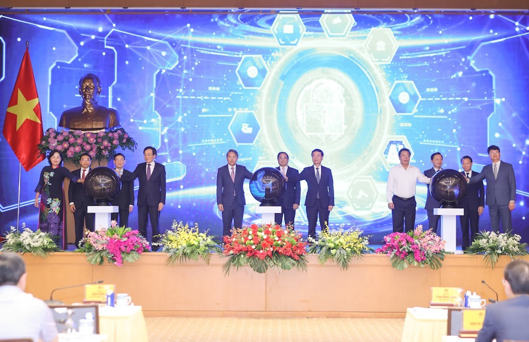 Ngay trước Tọa đàm, Thủ tướng Chính phủ đã cùng các đại biểu thực hiện nghi thức bấm nút khai trương Cổng Pháp luật quốc gia đồng hành cùng người dân, doanh nghiệp bước vào kỷ nguyên mới. Ảnh: Nhật Bắc