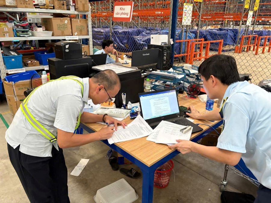 Quản lý thị trường Bắc Ninh kiểm tra Công ty Á Châu, thu giữ hàng trăm nghìn sản phẩm nhập lậu.