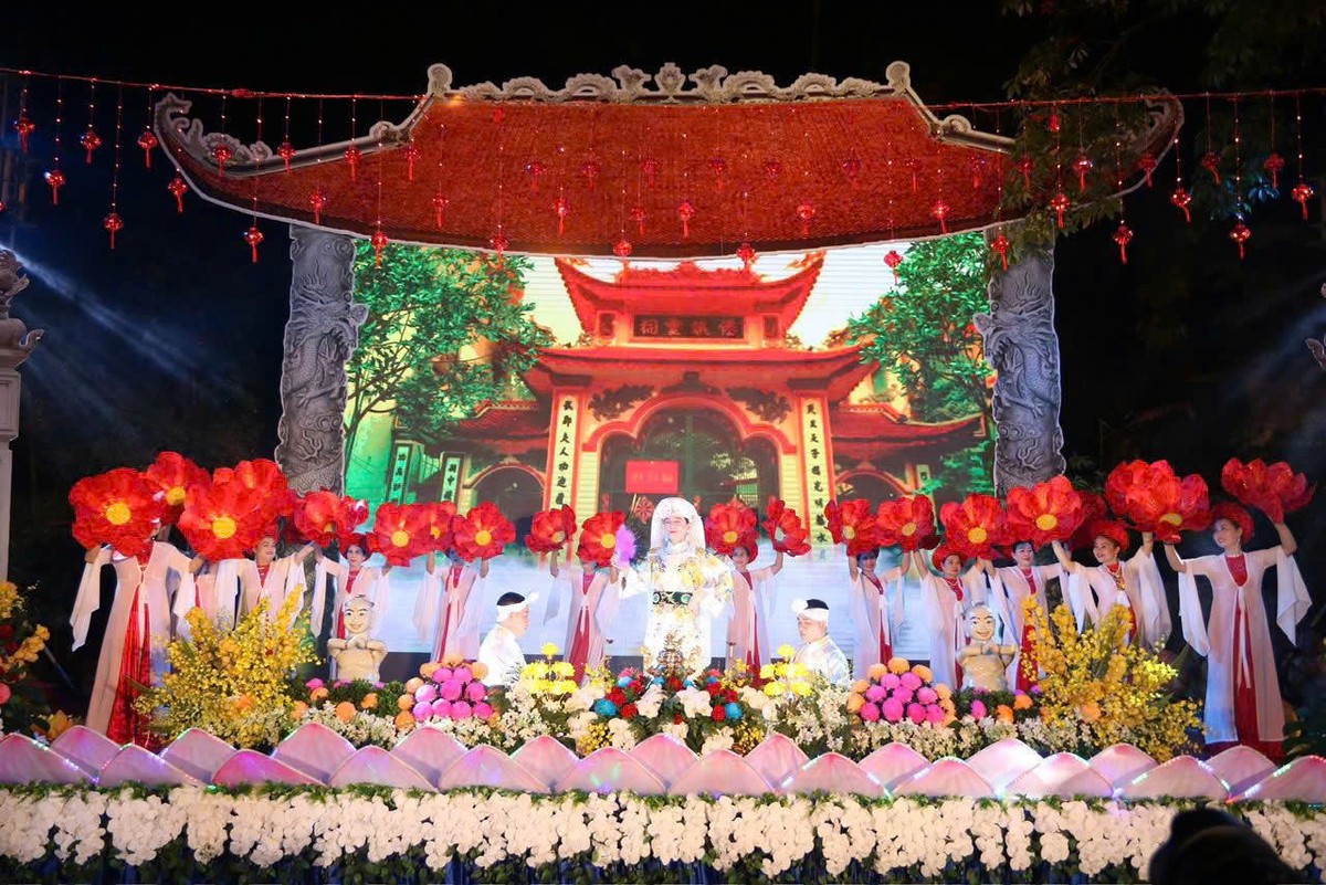 Nghệ nhân ưu tú Hoàng Gia Nhật biểu diễn 2 giá đồng "Giá Chúa Ngũ Phương" và "Giá Chúa Bà Cà Phê" tại đình Hàng Kênh dịp tháng 4/2025 Nghệ nhân ưu tú Hoàng Gia Nhật biểu diễn 2 giá đồng "Giá Chúa Ngũ Phương" và "Giá Chúa Bà Cà Phê" tại đình Hàng Kênh dịp tháng 4/2025