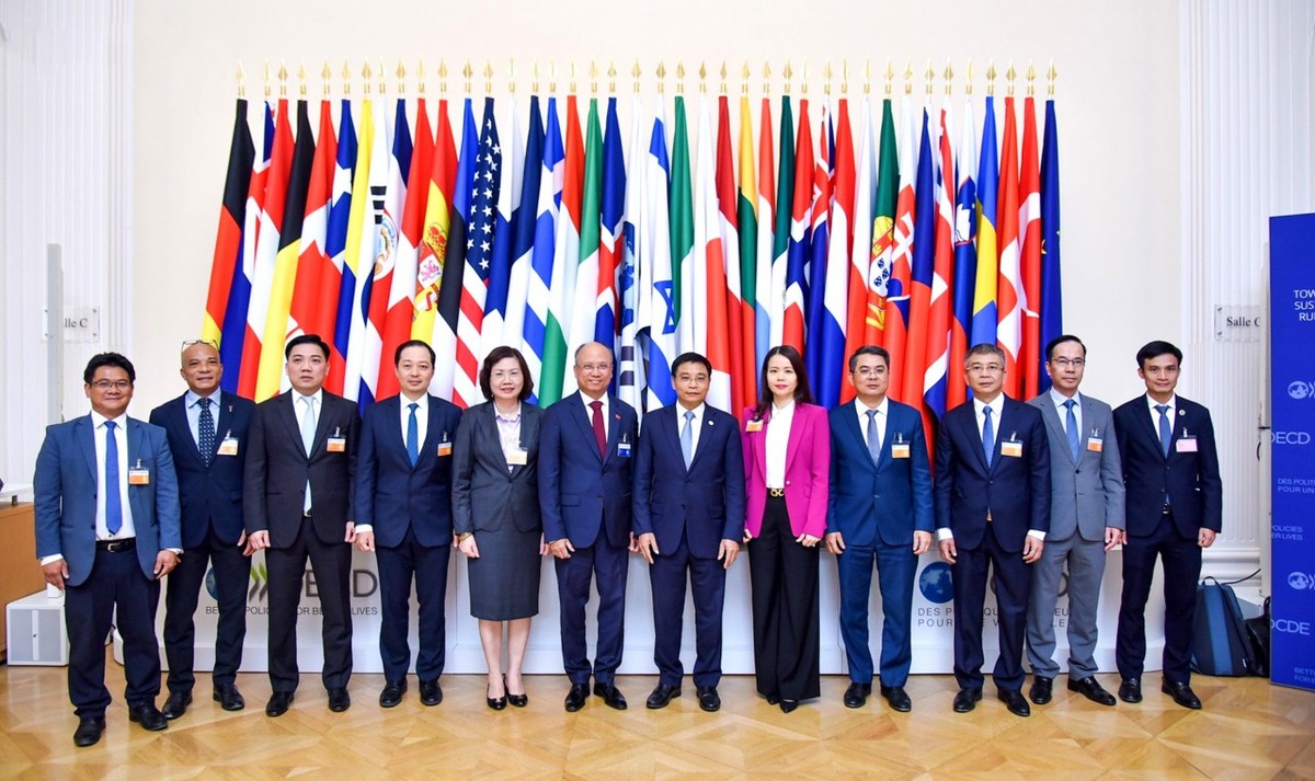Đoàn Bộ Tài chính Việt Nam tham dự Hội nghị Hội đồng Bộ trưởng OECD năm 2025. Ảnh: Huyền Anh.