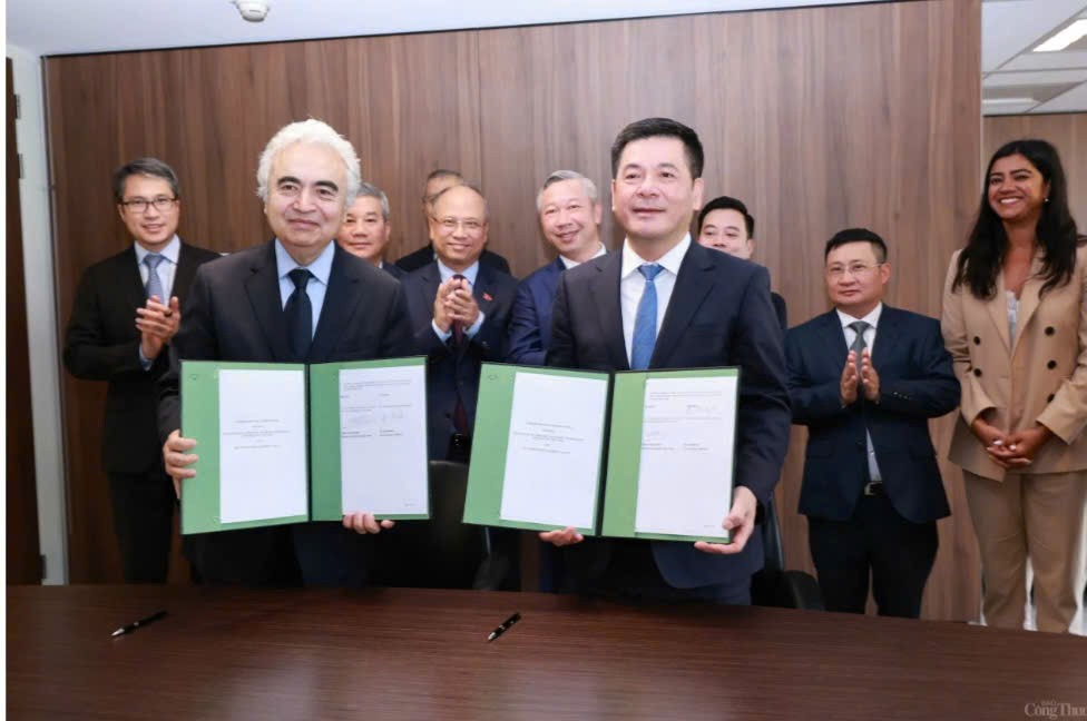 Bộ trưởng Công thương Nguyễn Hồng Diên ký kết bản ghi nhớ hợp tác với Cơ quan năng lượng quốc tế - IEA.