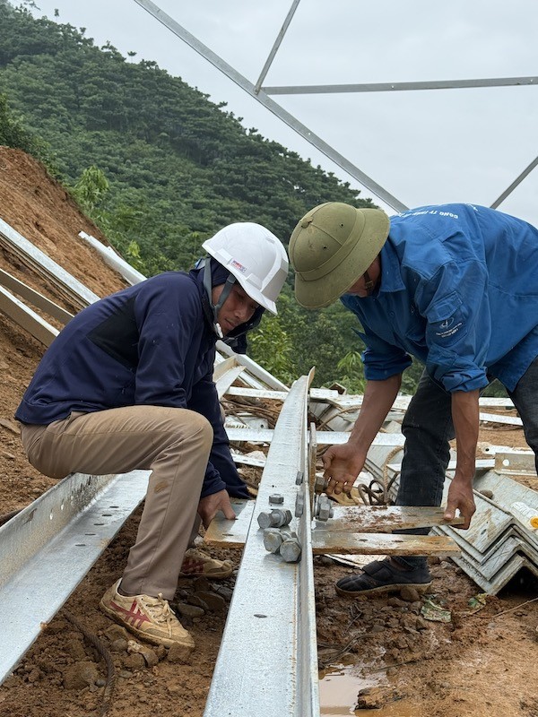 Thi công dựng cột ở vị trí 88 tại xã Xuân Thượng, huyện Bảo Yên, tỉnh Lào Cai thuộc Dự án Đường dây 500 kV Lào Cai - Vĩnh Yên.