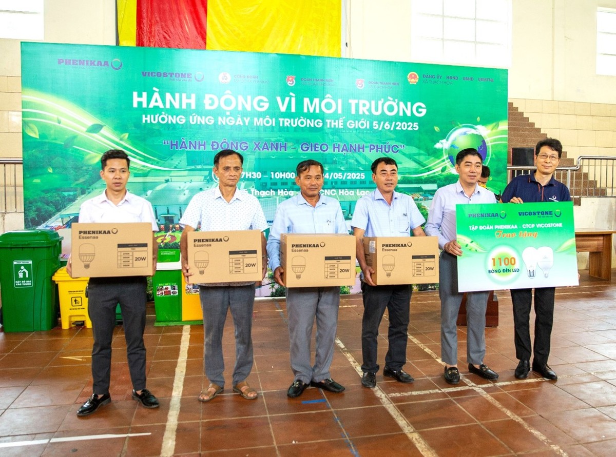 Tại huyện Thạch Thất – nơi đặt trụ sở hoạt động của nhiều đơn vị thành viên trong Tập đoàn Phenikaa , đại diện Tập đoàn đã trao tặng 1.100 bóng đèn chiếu sáng vì sức khỏe và gần 100 thùng rác phân loại tại nguồn cho địa phương