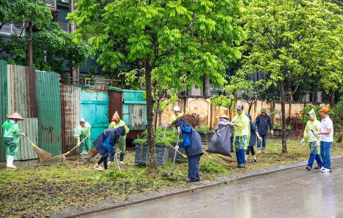 Với tinh thần bảo vệ môi trường và mong muốn kiến tạo một tương lai xanh, bền vững, cán bộ nhân viên Tập đoàn Phenikaa đã chung tay dọn dẹp vệ sinh, làm sạch và phân loại rác thải tại các khu vực công cộng tại địa bàn huyện Thạch Thất. Hoạt động không chỉ góp phần cải thiện cảnh quan và giảm thiểu ô nhiễm rác thải, mà còn lan tỏa ý thức gìn giữ môi trường tới cộng đồng dân cư xung quanh