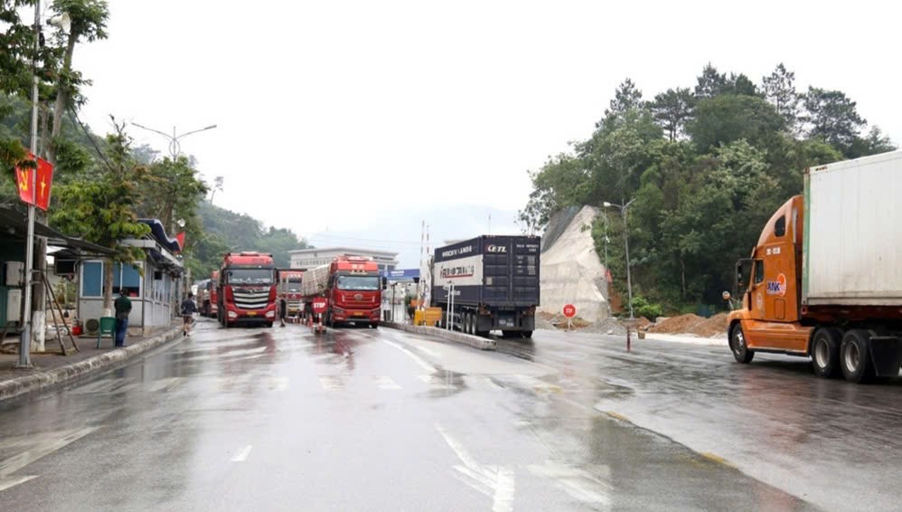 Phương tiện chở hàng hóa xuất nhập khẩu qua cửa khẩu quốc tế Hữu Nghị. (Ảnh: Trí Dũng) Phương tiện chở hàng hóa xuất nhập khẩu qua cửa khẩu quốc tế Hữu Nghị. (Ảnh: Trí Dũng)