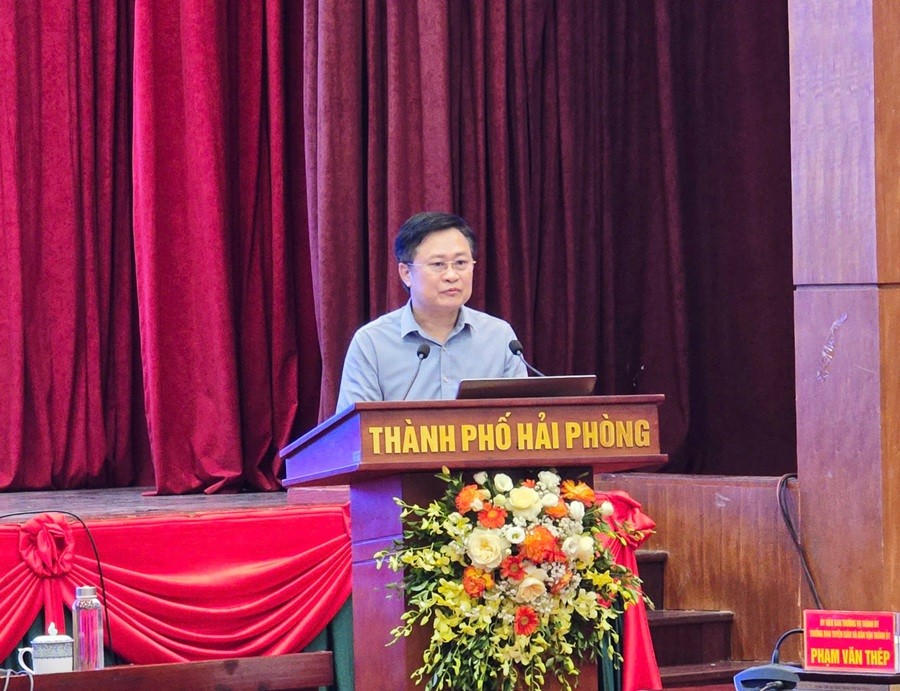 Ông Phạm Văn Tuấn, Giám đốc Trung tâm Báo chí và Truyền thông Thành phố Hải Phòng trình bày đề dẫn tọa đàm.