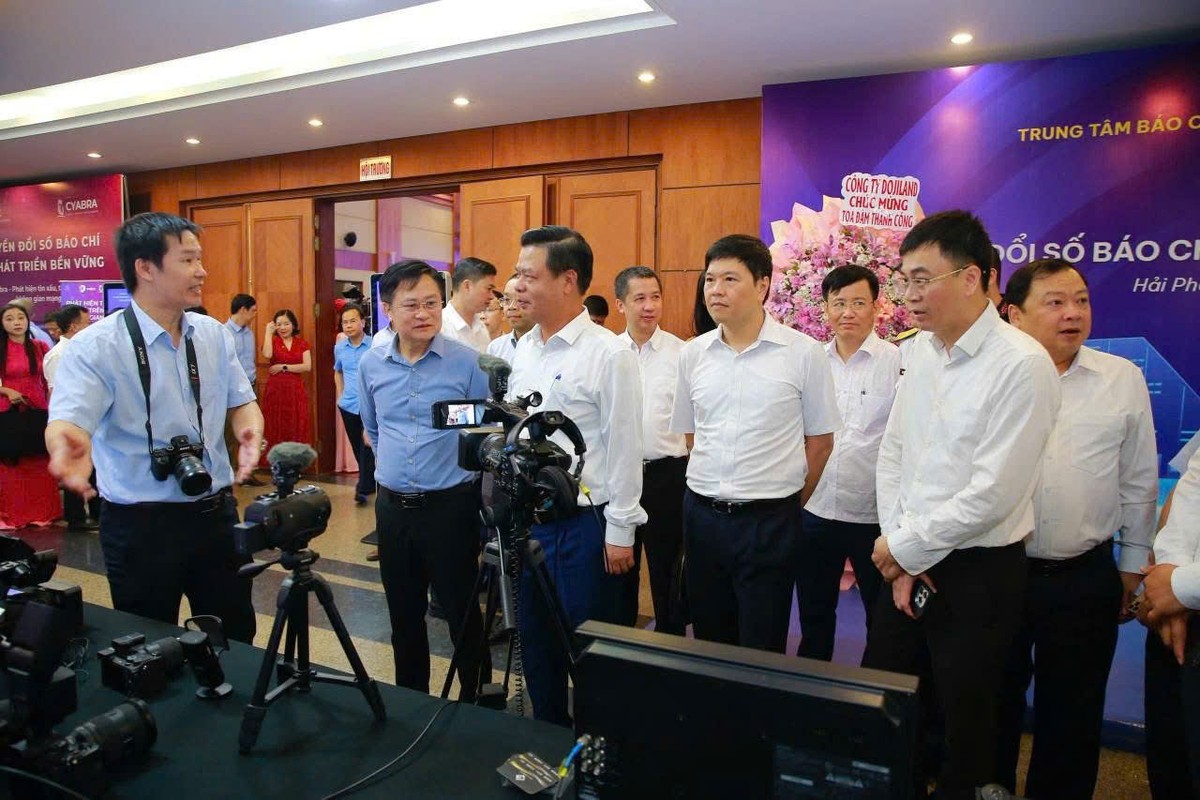 Các đại biểu tham quan gian trưng bày một số sản phẩm công nghệ chuyển đổi số đối với lĩnh vực báo chí.