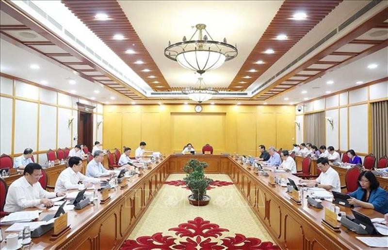 Bộ Chính trị họp cho ý kiến về tình hình, tiến độ thực hiện các nghị quyết, kết luận của Trung ương, Bộ Chính trị về sắp xếp tổ chức bộ máy và đơn vị hành chính. Ảnh: Thống Nhất/TTXVN Bộ Chính trị họp cho ý kiến về tình hình, tiến độ thực hiện các nghị quyết, kết luận của Trung ương, Bộ Chính trị về sắp xếp tổ chức bộ máy và đơn vị hành chính. Ảnh: Thống Nhất/TTXVN