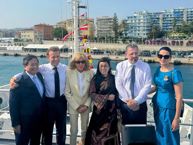 Thủ tướng Phạm Minh Chính và Phu nhân cùng Tổng thống Pháp Emmanuel Macron và Phu nhân, Tổng thống Costa Rica Chaves Robles và Phu nhân. Pháp và Costa Rica là hai nước đồng Chủ tịch Hội nghị Cấp cao lần thứ 3 của Liên Hợp Quốc về Đại dương (UNOC 3) tại Pháp. Ảnh: Nhật Bắc