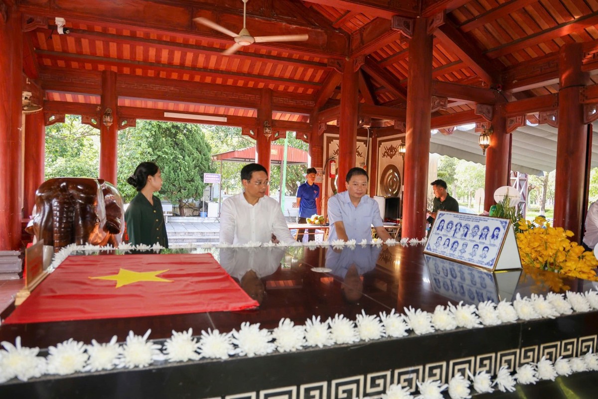 Bộ trưởng Nguyễn Văn Thắng và Chủ tịch UBND tỉnh Nghệ An Lê Hồng Vinh dâng hương tưởng niệm trước mộ tập thể 13 anh hùng liệt sĩ Đại hội 317.