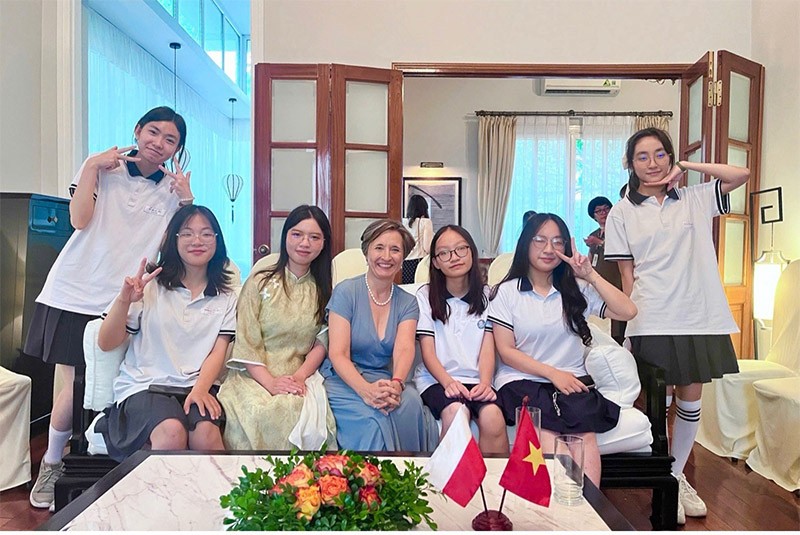Học sinh Trường THPT Việt Nam - Ba Lan đã có buổi trò chuyện, chia sẻ về chủ đề "Phụ nữ trong ngoại giao" cùng bà Joanna Skoczek - Trưởng Phái đoàn Đại sứ quán Cộng hòa Ba Lan tại Hà Nội
