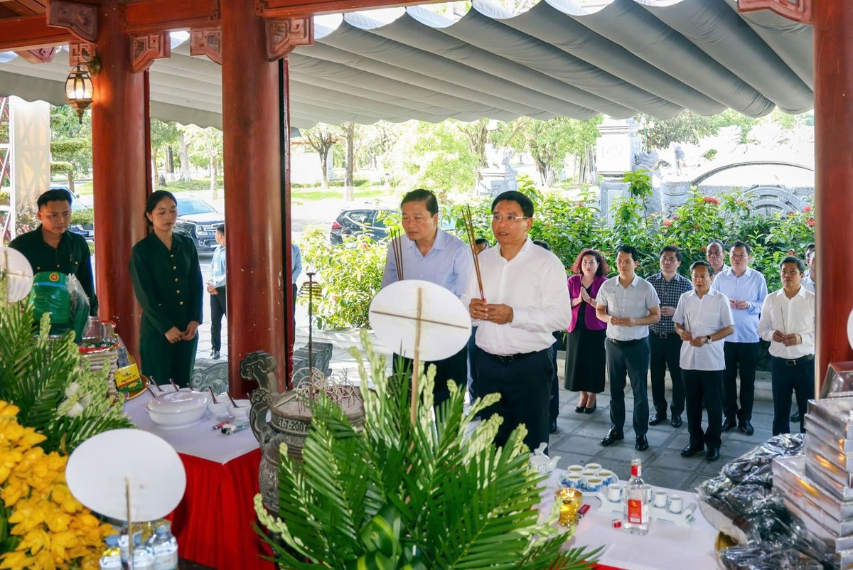 Bộ trưởng Nguyễn Văn Thắng và Chủ tịch UBND tỉnh Nghệ An Lê Hồng Vinh dâng hương, dâng hoa tưởng niệm tại Khu Di tích lịch sử Quốc gia Truông Bồn.