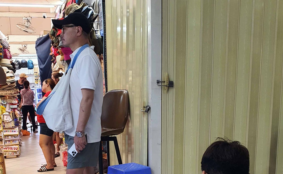 Thời điểm cuối tuần, các tiểu thương ở Saigon Square đóng chặt cửa.