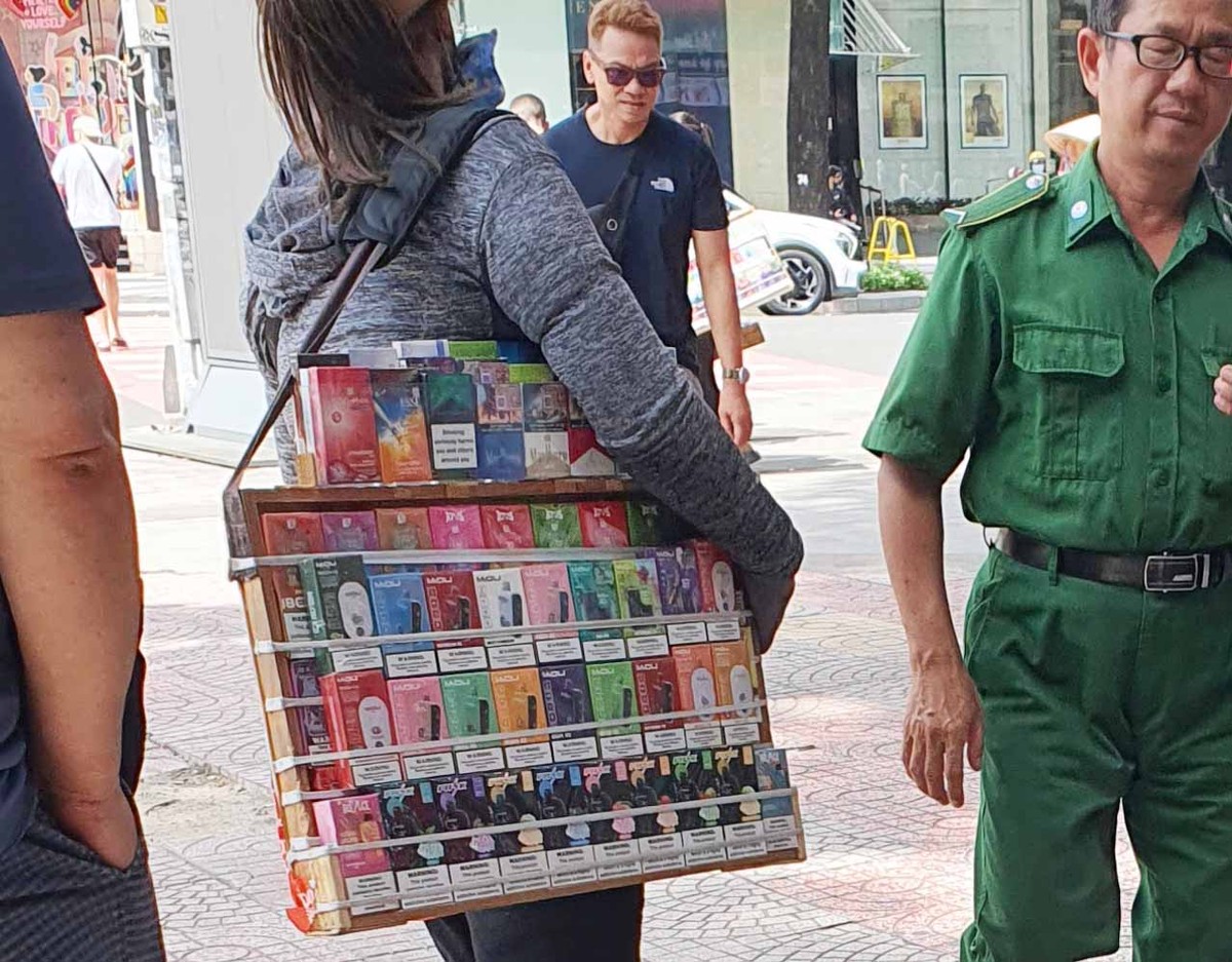 Tình trạng bán thuốc lá, thuốc lá điện tử vẫn tràn lan ngay cửa Saigon Square.