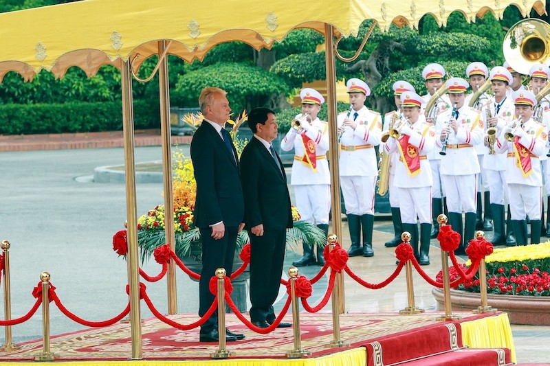 Trong tiếng nhạc chào mừng, Chủ tịch nước Lương Cường và Tổng thống Lithuania tiến lên bục danh dự.