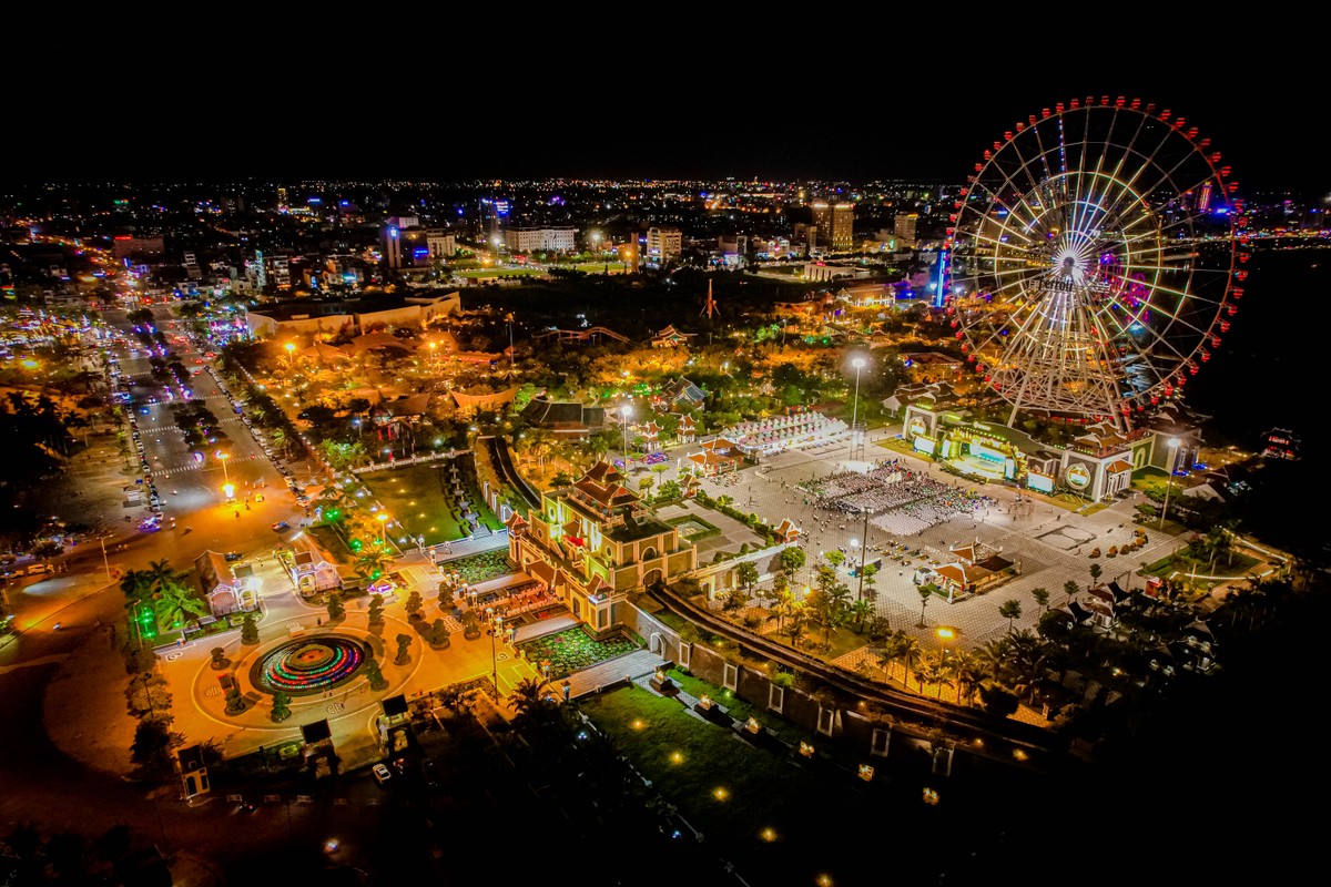 Da Nang Downtown thắp sáng trong đêm. Ảnh: Sun Group