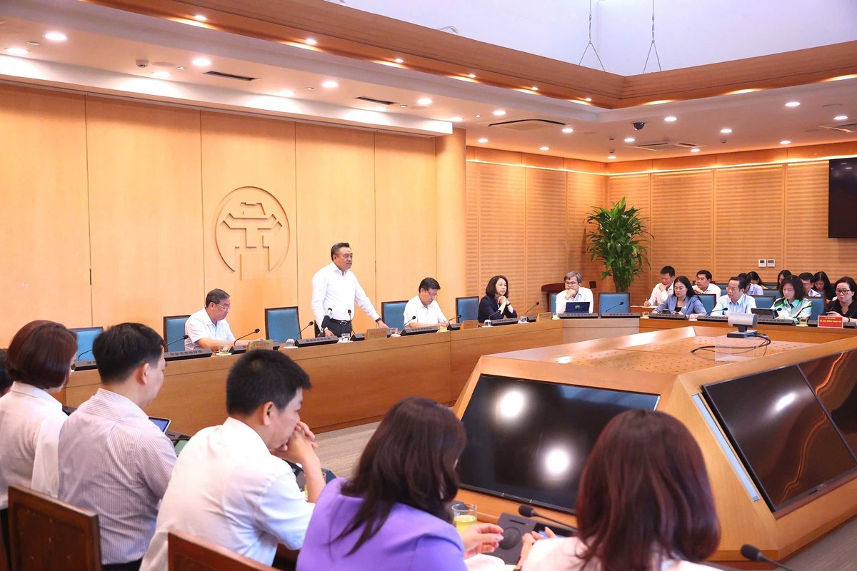 Chủ tịch UBND TP. Hà Nội Trần Sỹ Thanh yêu cầu Tổ công tác cũng như các địa phương đặt trọng tâm ưu tiên là phục vụ người dân, doanh nghiệp liên quan đến giải quyết các thủ tục hành chính.