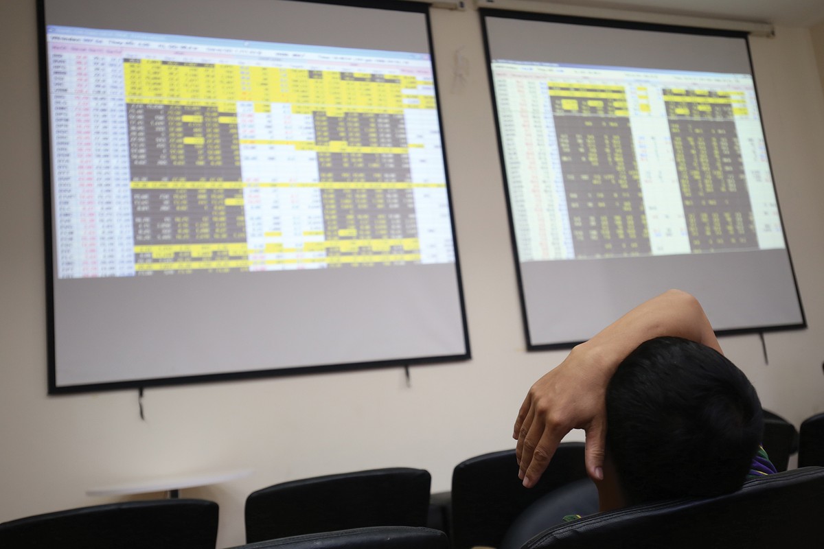 Khi phần lớn các quyết định của nhà đầu tư dựa trên cảm xúc, thị trường chứng khoán biến động thất thường, tiềm ẩn rủi ro lớn