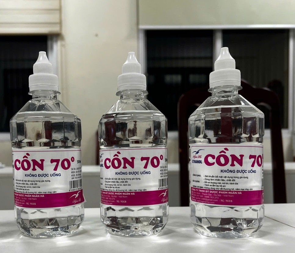 Thay vì sử dụng Ethanol, đối tượng đã chỉ đạo sử dụng Methanol để sản xuất cồn y tế.