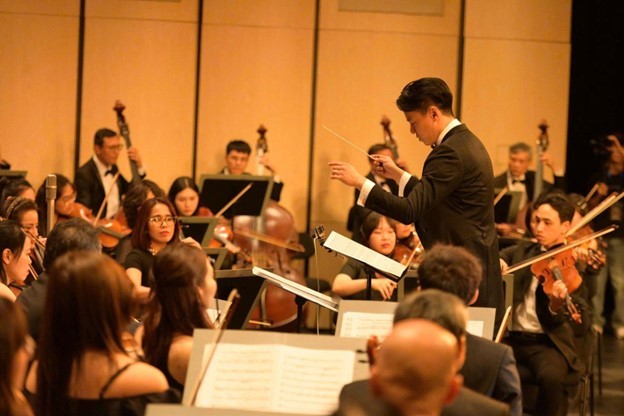 Nhạc trưởng Trần Nhật Minh – người dẫn dắt dàn nhạc chạm đến cảm xúc khán giả trong đêm gala.