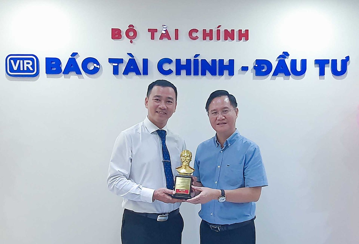 Ông Lư Nguyễn Xuân Vũ ( trái) Chủ nhiệm Câu lạc bộ Doanh nhân Sài Gòn tặng tượng Danh nhân Lương Văn Can tới ông Nguyễn Hồng, Phó Tổng biên tập Báo Tài chính - Đầu tư.