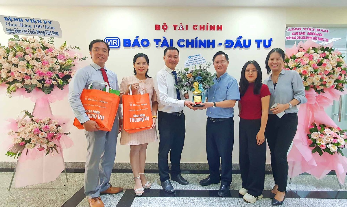 Nhân kỷ niệm 100 năm Ngày Báo chí Cách mạng Việt Nam, Báo Tài chính - Đầu tư tại TP.HCM đón nhận nhiều đoàn công tác đến làm việc và gửi hoa chúc mừng.