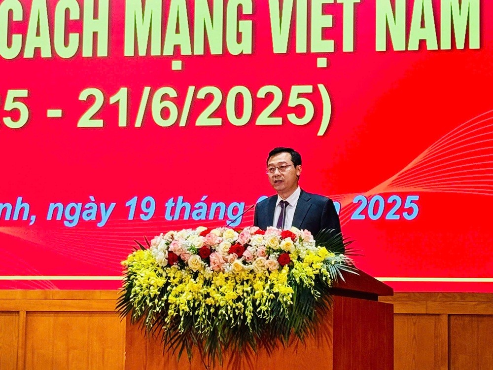 Ông Nguyễn Thế Lãm, Chủ tịch Hội Nhà báo tỉnh, Giám đốc, Tổng Biên tập Trung tâm Truyền thông tỉnh Quảng Ninh đọc diễn văn khai mạc