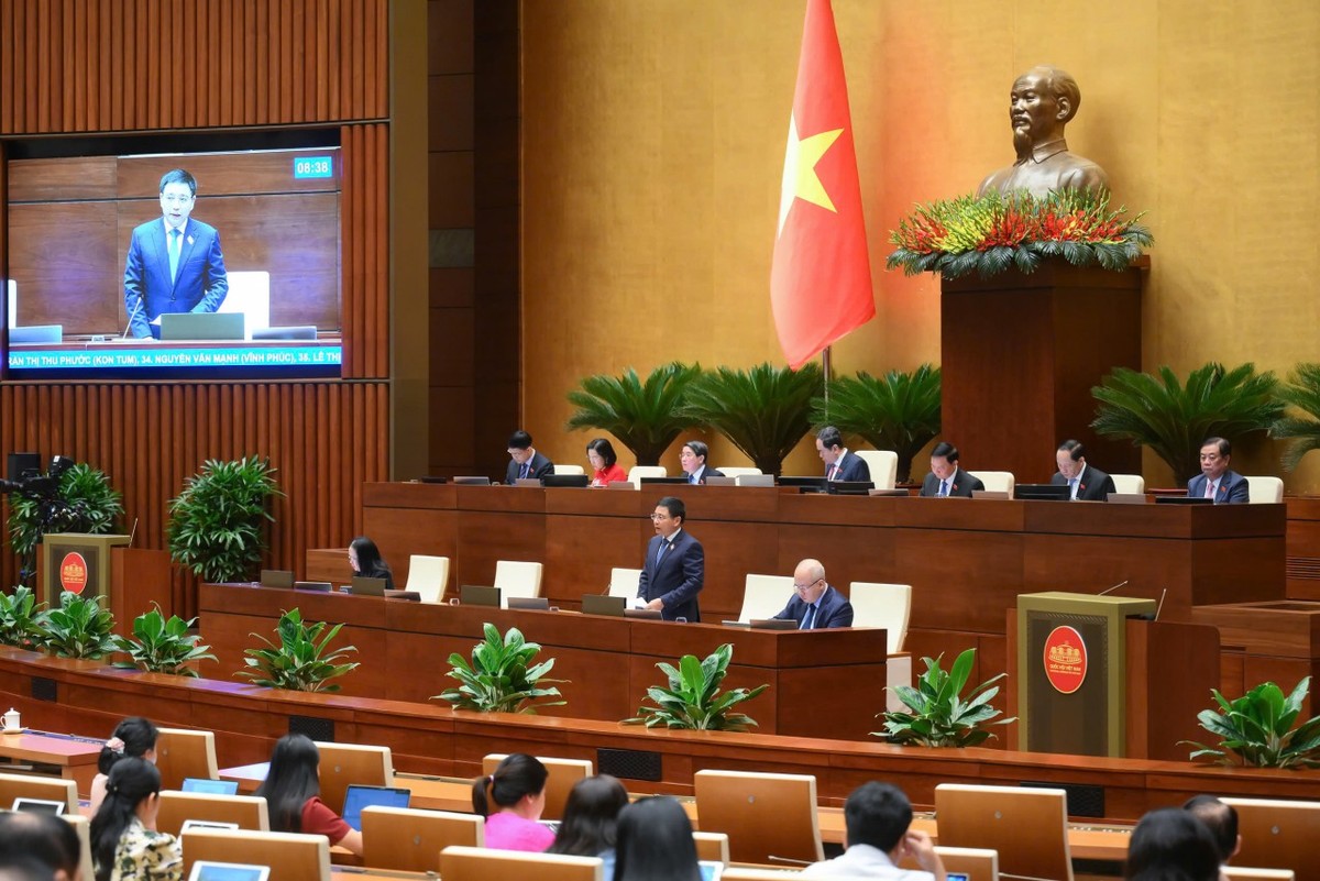 Bộ trưởng Bộ Tài chính Nguyễn Văn Thắng trả lời tại phiên họp ngày 19/6.