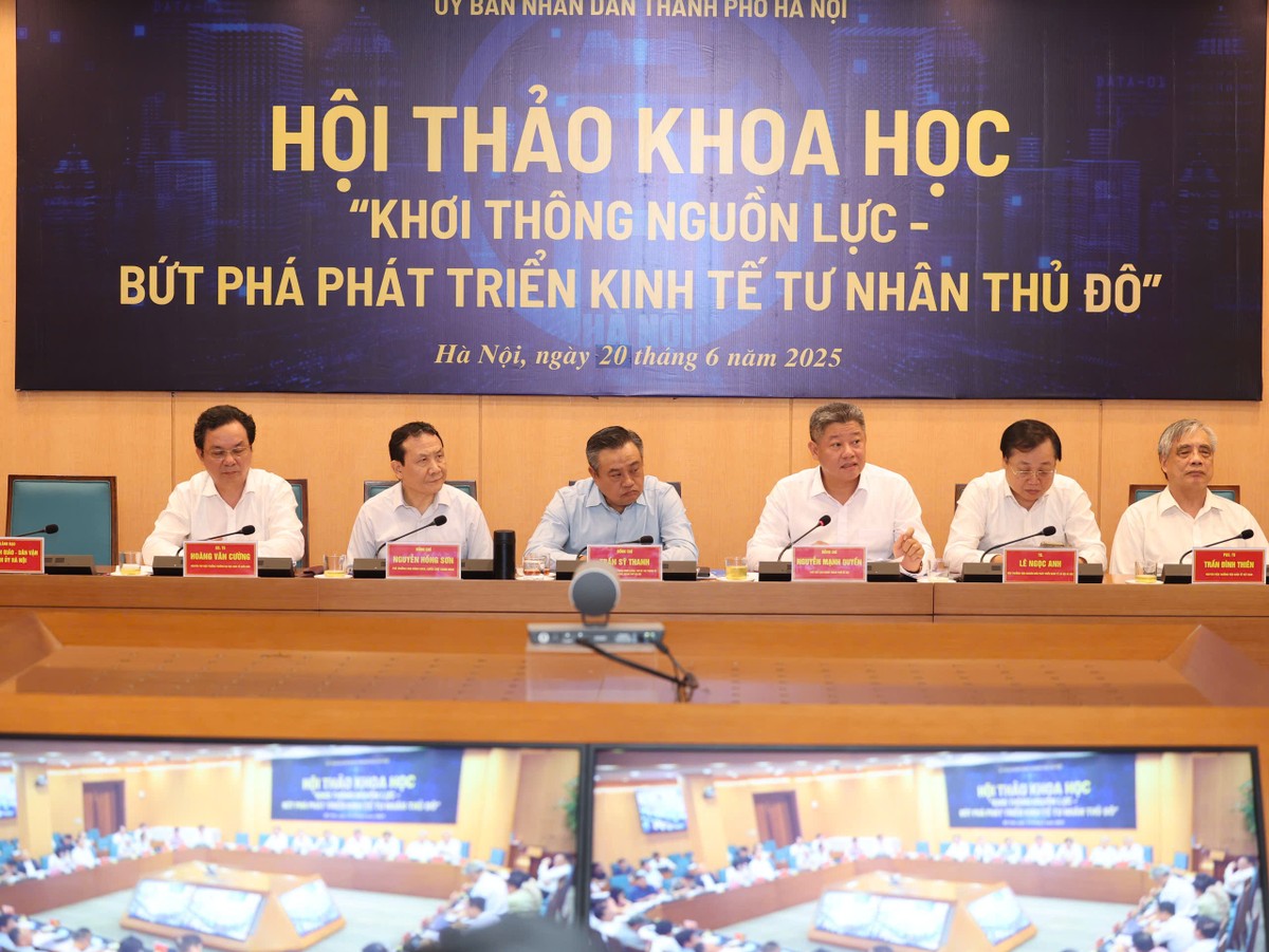 Phó Chủ tịch UBND thành phố Nguyễn Mạnh Quyền phát biểu. Ảnh: Viết Thành.