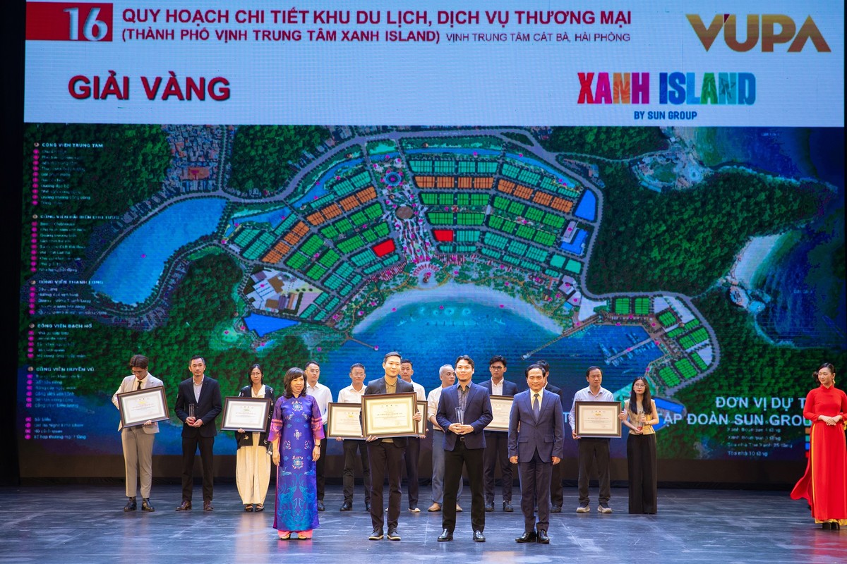 Đại diện Sun Group nhận Giải Vàng cho Quy hoạch chi tiết 1/500 Khu du lịch, dịch vụ thương mại Vịnh Trung tâm Cát Bà