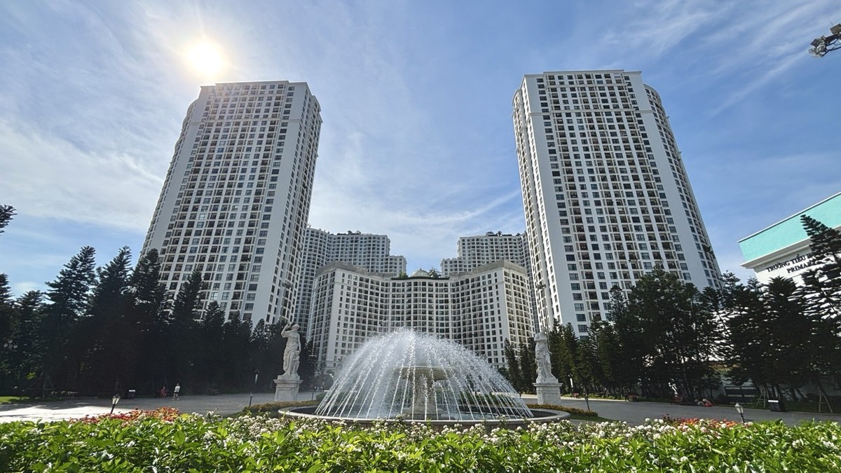 Theo chia sẻ của môi giới viên, những căn hộ có giá 100 triệu đồng/m2 tại Royal City bắt đầu xuất hiện từ nửa cuối năm 2024. Để mua được các căn 2 phòng ngủ, khách hàng cần chuẩn bị ít nhất khoảng 7,5 tỷ đồng. Theo chia sẻ của môi giới viên, những căn hộ có giá 100 triệu đồng/m2 tại Royal City bắt đầu xuất hiện từ nửa cuối năm 2024. Để mua được các căn 2 phòng ngủ, khách hàng cần chuẩn bị ít nhất khoảng 7,5 tỷ đồng.