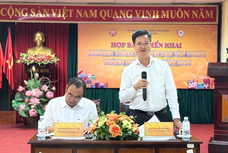 Ông Nguyễn Thế Hiệp, Phó Giám đốc Sở Công Thương Hà Nội trả lời các phóng viên, nhà báo tại Họp báo. Ảnh: Hồng Hạnh.