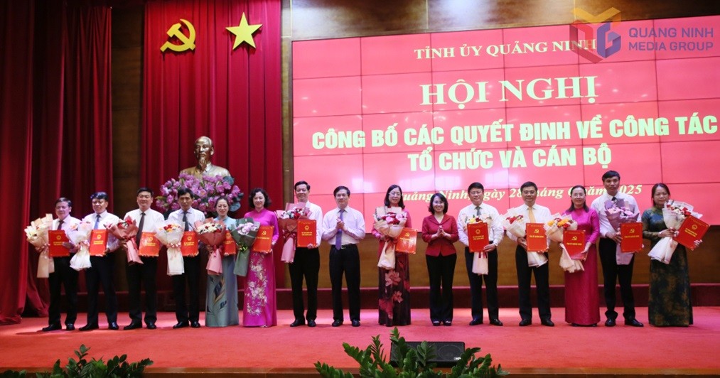 Bà Trịnh Thị Minh Thanh, Phó Bí thư Thường trực Tỉnh ủy, Chủ tịch HĐND tỉnh Quảng Ninh và ông Vũ Quyết Tiến, Phó Bí thư Tỉnh ủy Quảng Ninh, trao các Quyết định của Ban Thường vụ Tỉnh ủy, UBND tỉnh, HĐND tỉnh. Ảnh: QMG