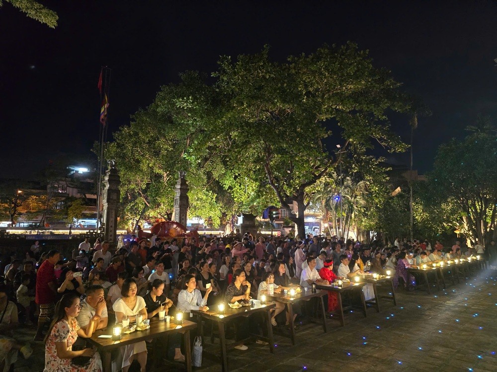 Chương trình tối 28/6 thu hút đông đảo người dân đến xem, trải nghiệm