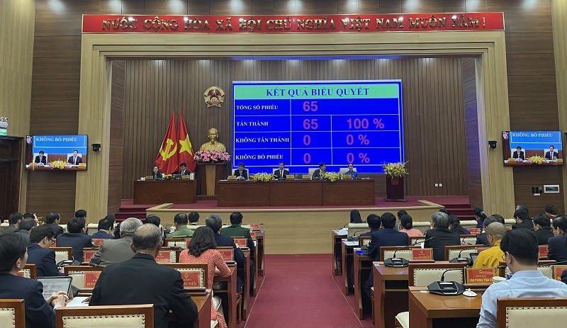 Các đại biểu HĐND tỉnh Quảng Ngãi biểu quyết thông qua các nghị quyết.