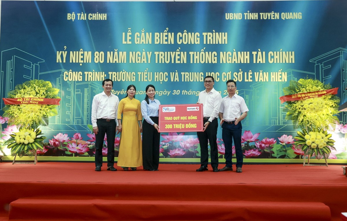 Vietlott tặng Quỹ học bổng trị giá 300 triệu đồng cho Trường Tiểu học và Trung học cơ sở Lê Văn Hiến.