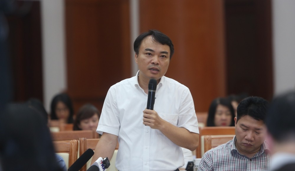 Ông Phạm Thy Hùng trả lời câu hỏi của báo chí. Ảnh: Đức Minh.