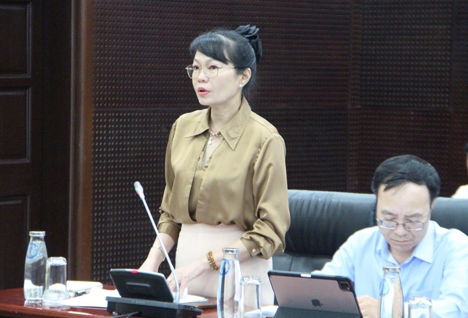 Bà Trần Thị Thanh Tâm - Giám đốc Sở Tài chính TP.Đà Nẵng báo cáo tại buổi làm việc.