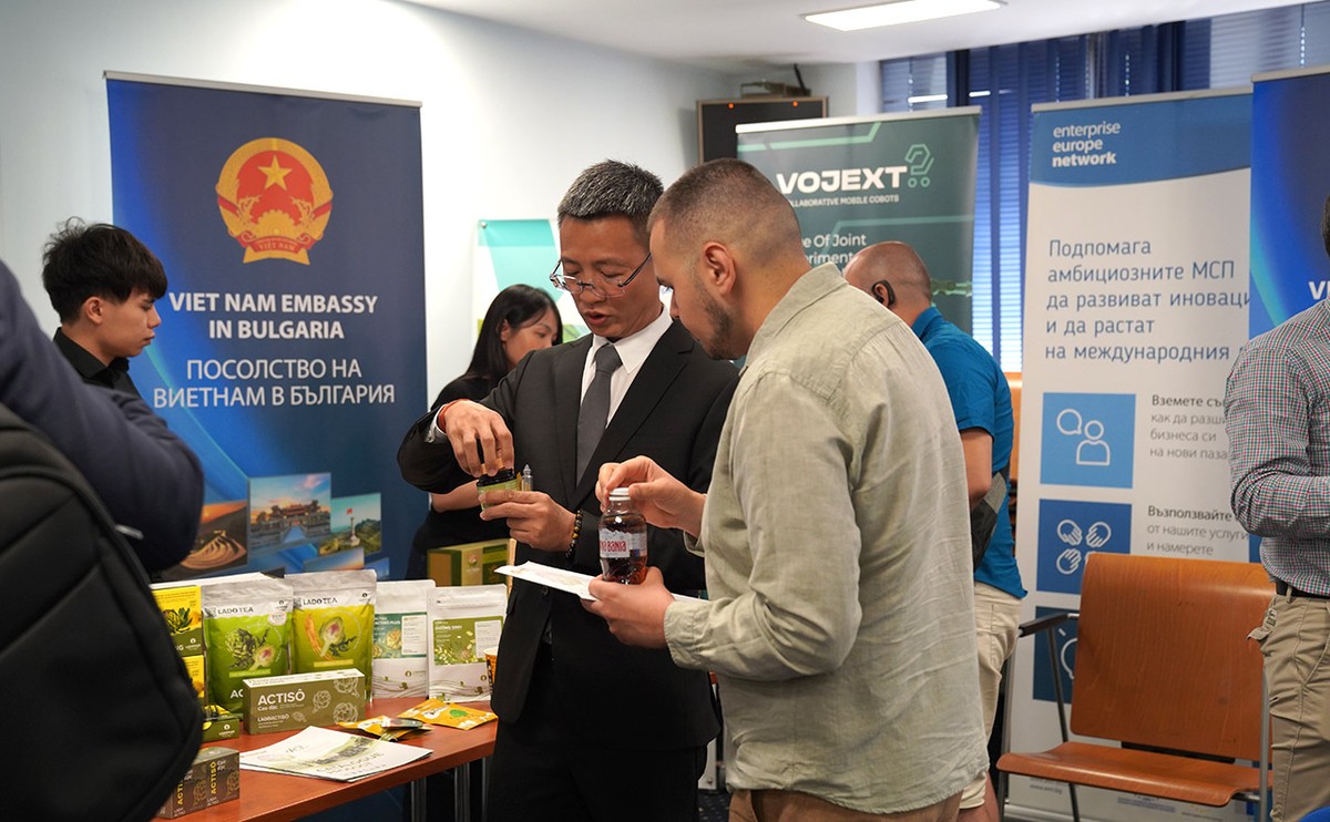 Các doanh nghiệp Việt Nam trưng bày, quảng bá các sản phẩm bên lề Diễn đàn.