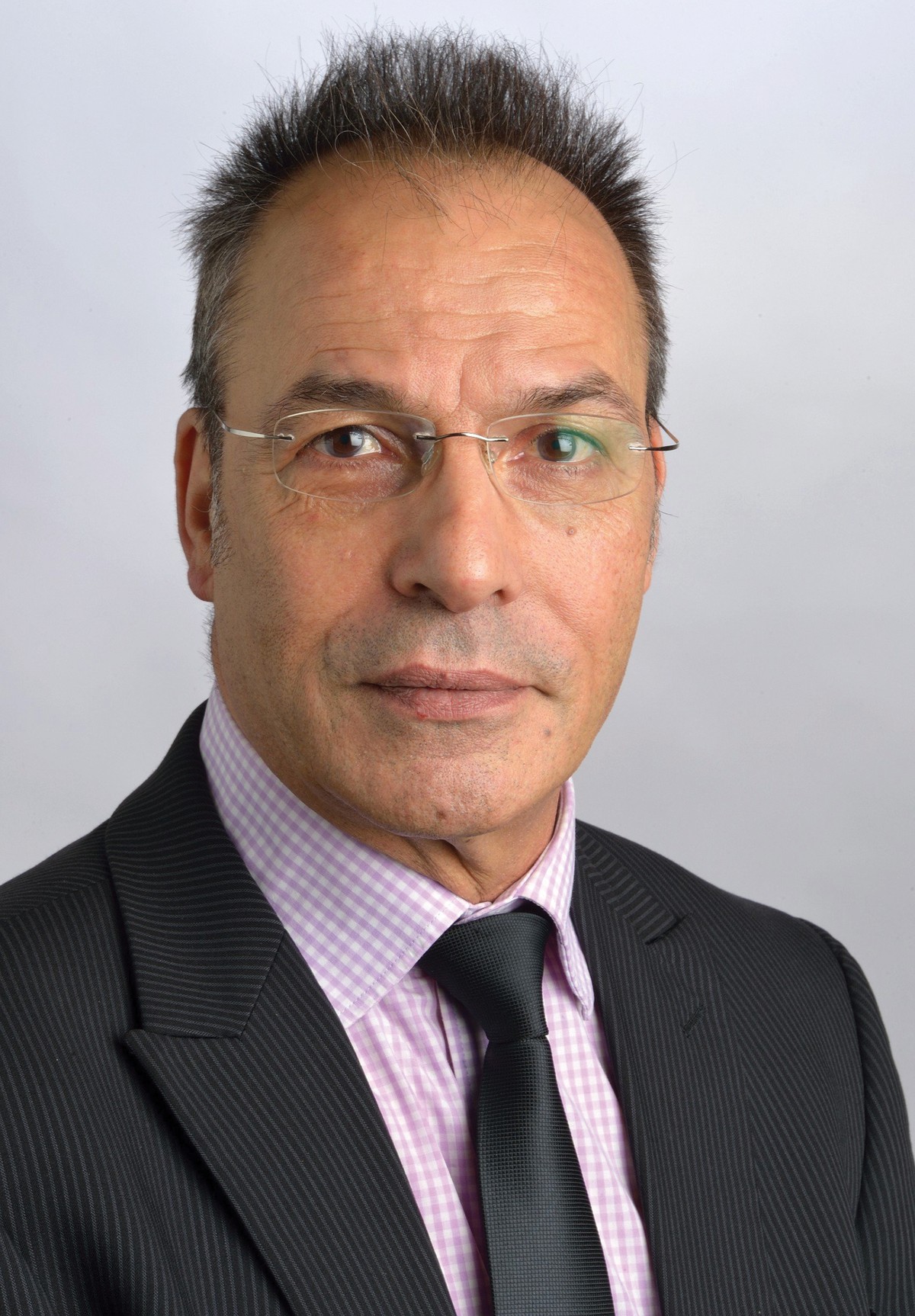 TSKH. Mathew Shafaghi, Nghiên cứu, Quản lý và Phát triển giáo dục chuyên ngành Quản trị kinh doanh tại Anh quốc