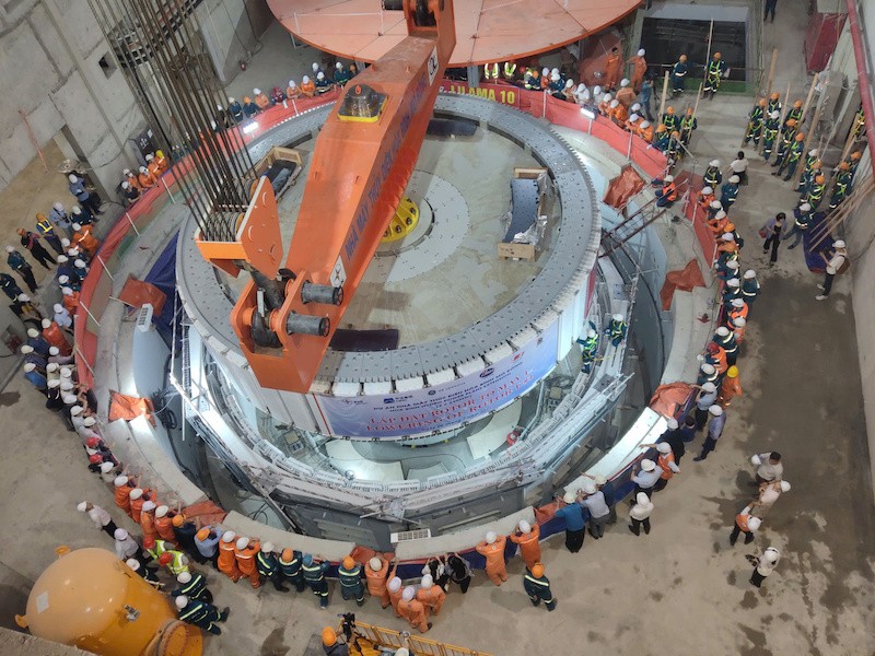 Hạ rotor tổ máy số 1 Dự án thủy điện Hòa Bình mở rộng ngày 6/7/2025.